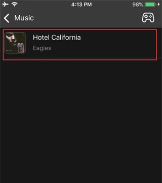 Muzica descărcată afișată în aplicația Enjox Remote pe iPhone (pasul 7)