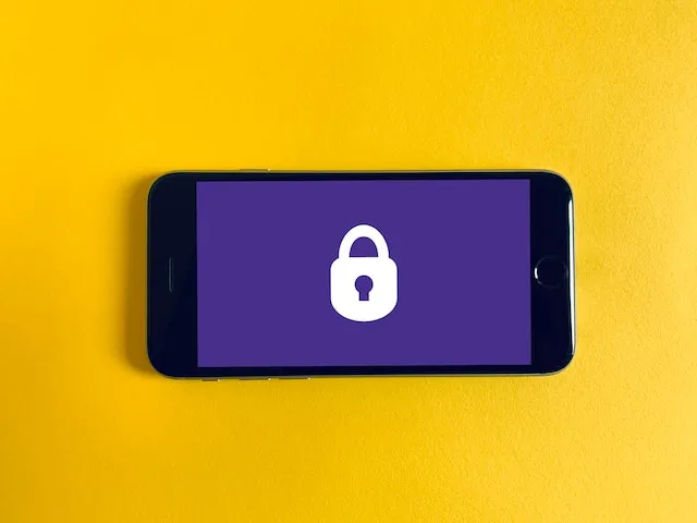 Un extras de card de credit discret, care ascunde numele produsului